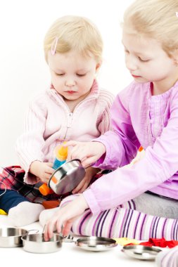 iki küçük kız çocuk çanak ile oynamak