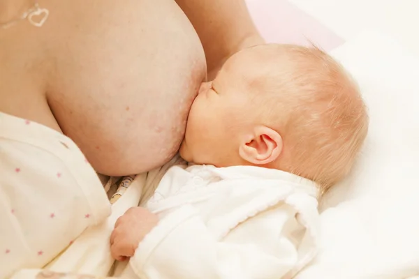 Retrato da mãe amamentando seu bebê — Fotografia de Stock