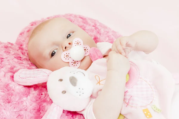 Retrato de una niña de tres meses con un juguete — Foto de Stock