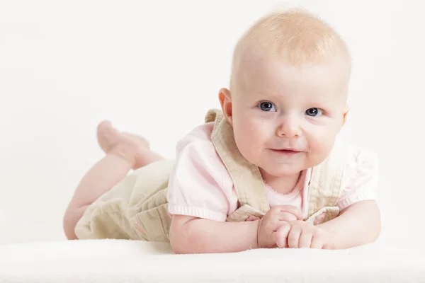 Portret van liggen vier maanden oude babymeisje — Stockfoto