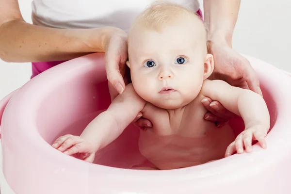 Portret van baby tijdens zwemmen — Stockfoto