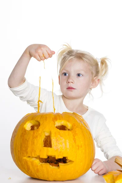 Little girl carving pumpkin for Halloween — Stock Photo, Image