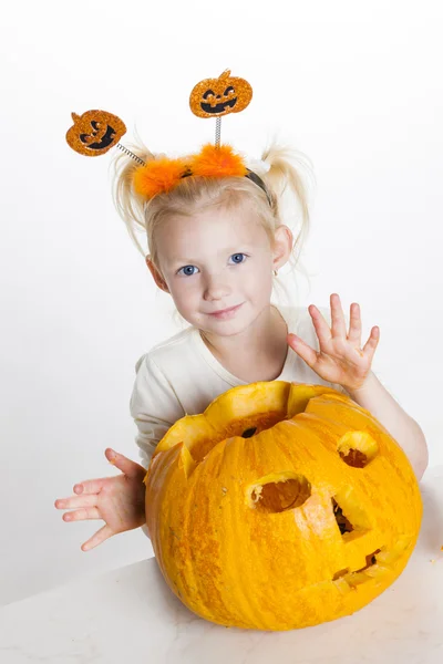 Kleines Mädchen schnitzt Kürbis für Halloween — Stockfoto