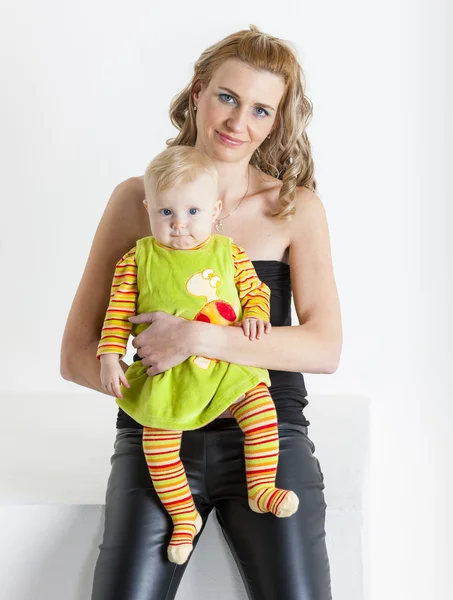Porträtt av mamma med hennes baby girl — Stockfoto