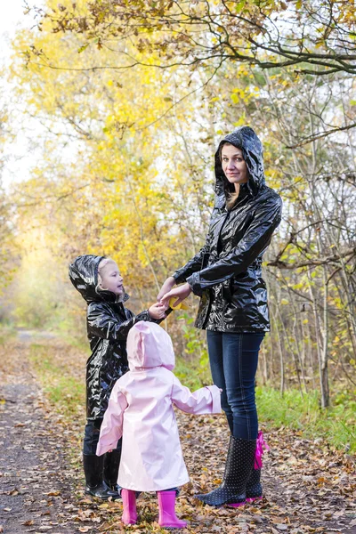 Moeder met haar dochters in de herfst natuur — Stockfoto