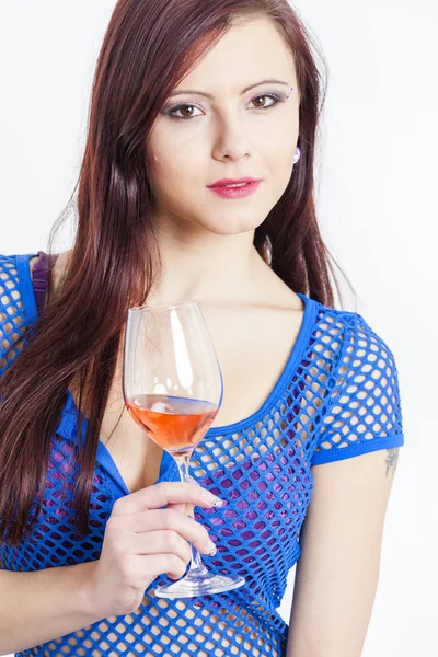 Porträtt av ung kvinna med ett glas rosévin — Stockfoto