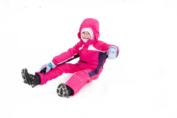 Liten jente som leker i snø – stockfoto