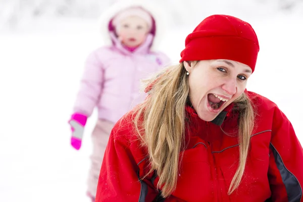 Porträtt av mor med lilla dotter på vintern — Stockfoto