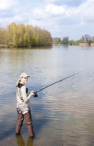 Femme pêche dans l'étang — Photo