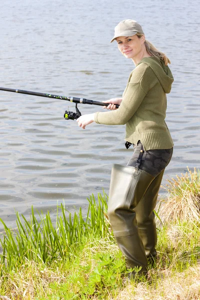 Femme pêche à l'étang — Photo