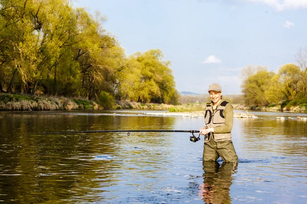 Mulher pesca no rio na primavera — Fotografia de Stock