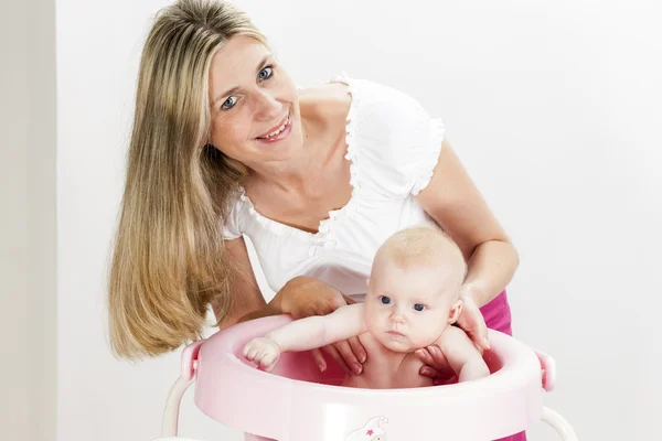 Retrato da mãe com seu bebê durante o banho — Fotografia de Stock