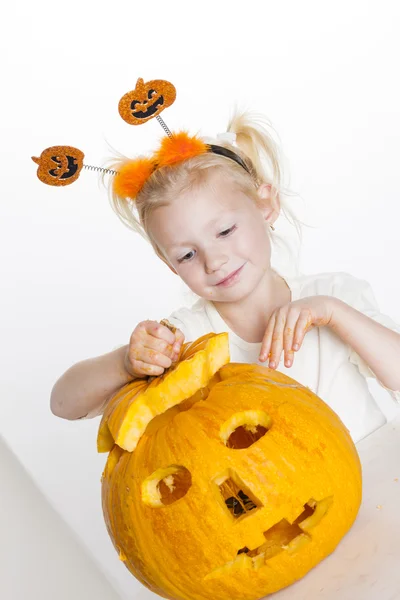 Little girl carving pumpkin for Halloween — Stock Photo, Image