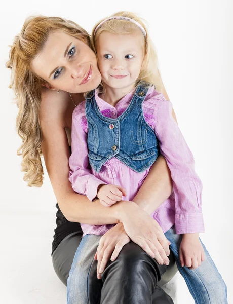 Portret van meisje met haar moeder — Stockfoto