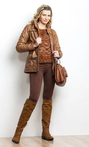 Bruin kleren dragen vrouw — Stockfoto