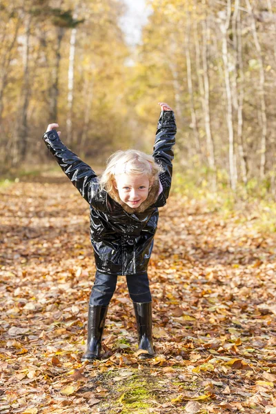 Kauçuk giyen küçük kız sonbahar doğada çizme — Stok fotoğraf