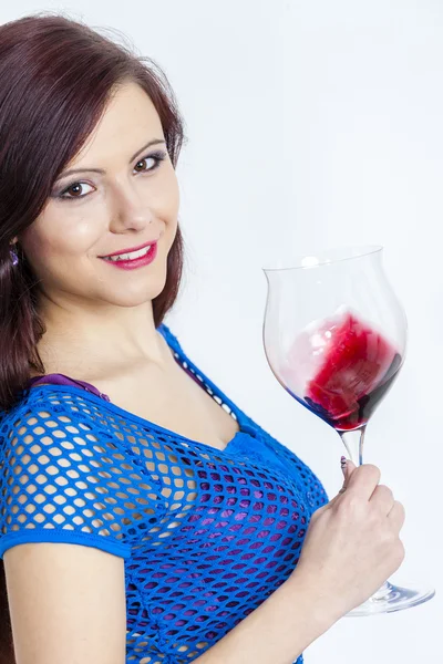 Porträtt av ung kvinna med ett glas rött vin — Stockfoto