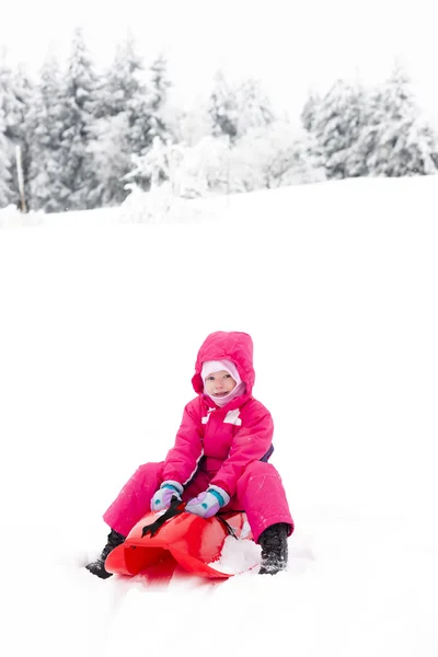滑雪橇的小女孩 — 图库照片