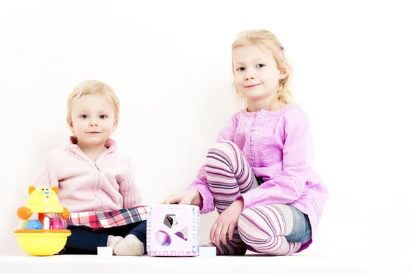 Spielen zwei kleine Mädchen — Stockfoto