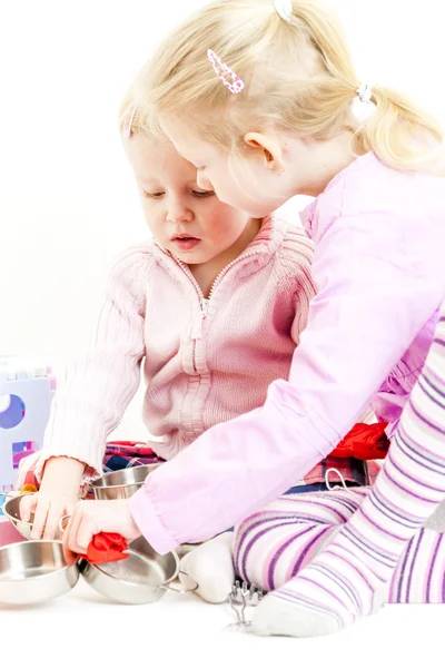 Twee kleine meisjes spelen met kind schotel — Stockfoto