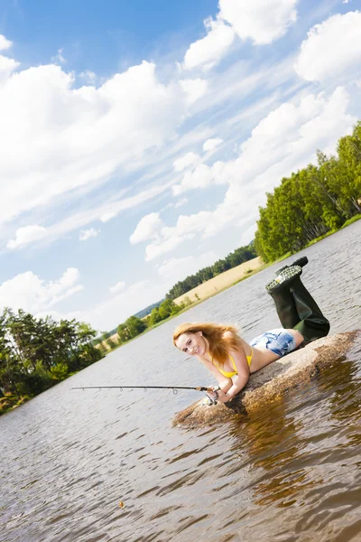 Junge Frau angelt im Sommer im Teich — Stockfoto