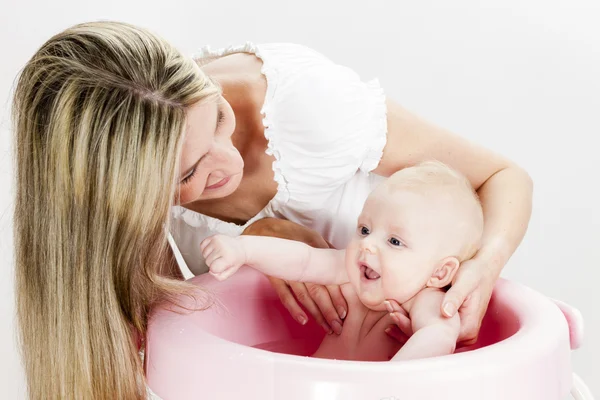 Retrato da mãe com seu bebê durante o banho — Fotografia de Stock