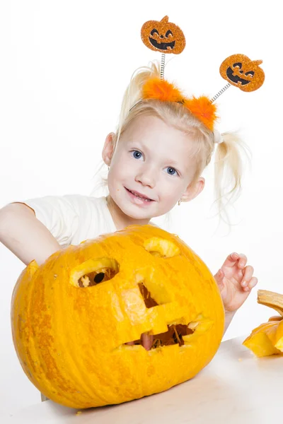 Little girl carving pumpkin for Halloween — Stock Photo, Image