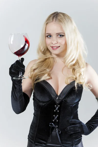 Ritratto di giovane donna con un bicchiere di vino rosso — Foto Stock