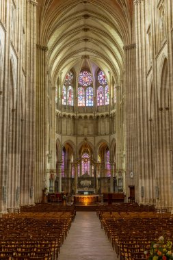 Auxerre Katedrali, koroya ve renkli camlara etkileyici bir bakış açısı kazandırıyor.