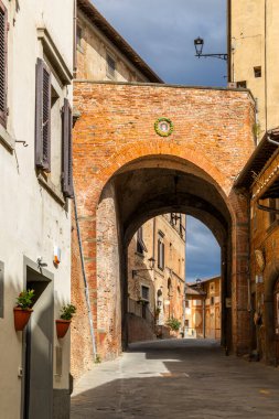 Tarihi kemer yolu San Miniato 'da eski bir cadde boyunca bir geçit açıyor.