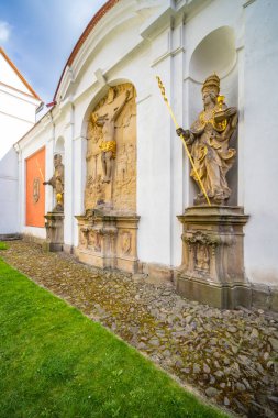 Broumov 'daki tarihi bir manastırda dini heykeller ve çarmıha gerilme sahnesi bulundu.