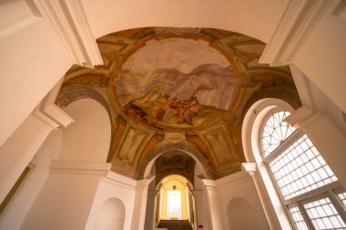 Bir Çek manastırı koridorunda bulunan klasik figürlerin yer aldığı tarihi boyanmış kasa tavanı