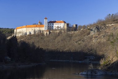 Bitov Kalesi, güneşli bir günde Zeletavka nehir kolunun üzerindeki bir tepede duruyor.