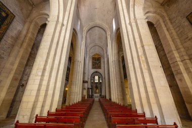 Kiliseye giden sıralar ve taş sütunlarla dolu katedral nav, Arles.