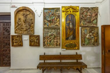 Galeri, İspanya 'nın Baeza kentinde oyulmuş ahşap kabartmalar ve çerçeveli bir aziz tablosu sergileniyor.