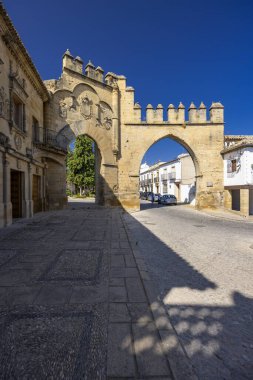 Rönesans geçidi açık mavi gökyüzünün altındaki Plaza del Populo 'ya açılıyor.