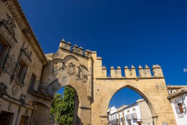 Baeza 'da açık mavi gökyüzünün altında duran tarihi taş kemer yolları ve Rönesans binaları