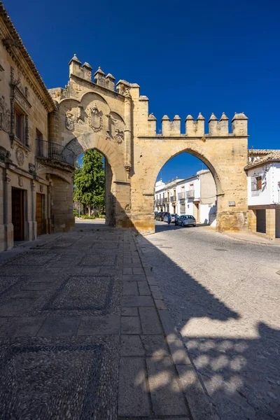 Rönesans geçidi açık mavi gökyüzünün altındaki Plaza del Populo 'ya açılıyor.