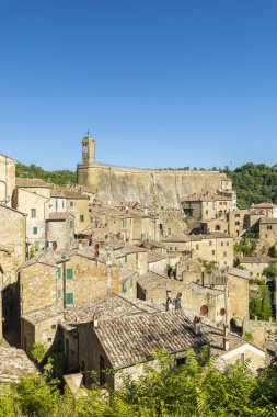 Sorano, eski taş binaları ve tarihi saat kulesi olan bir uçuruma tünemişti.