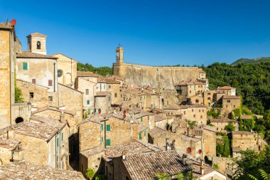 İtalya 'nın Toskana kentindeki ortaçağ köyü Sorano' yu tanımlayan antik taş binalar ve tarihi duvarlar.