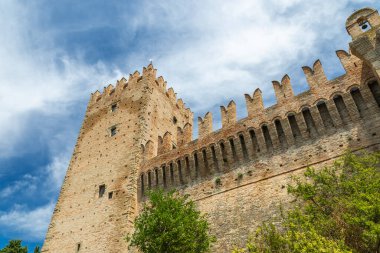 Castello della Rancia ortaçağ duvarlarını ve parlak gökyüzüne karşı kulesini gösteriyor