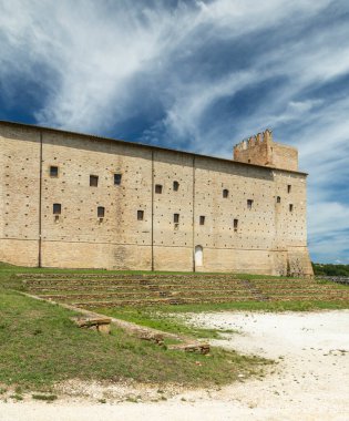 Rancia kalesi, bulutlu bir gökyüzünün altında taş duvarları olan ortaçağ mimarisini gösteriyor.