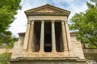 Campello sul Clitunno, Umbria, İtalya 'da sütunları ve pedikürlü antik mimari yapı