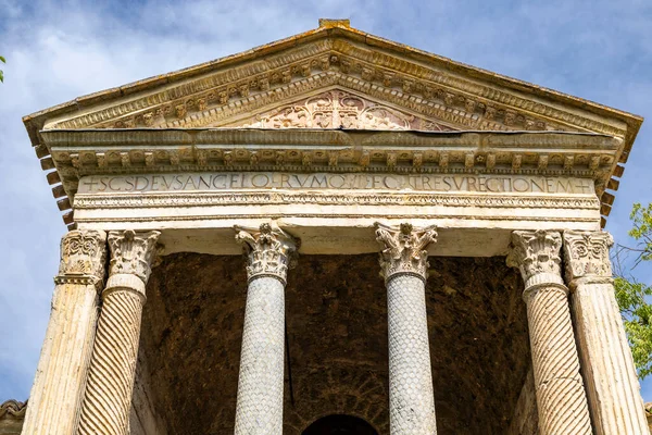 Campello sul Clitunno 'da antik Roma tapınağı sütunları ve karmaşık oymalar.