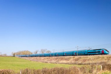 Yüksek hızlı tren Cortevaix, Saone et Loire, Bourgogne Franche Comte, Fransa 'da raylarda ilerliyor.