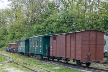 Tarihsel yük ve yolcu vagonları Çek Cumhuriyeti 'nin Hradec kentindeki Jindrichuv pistinde durmaktadır.