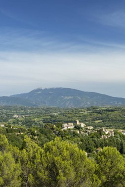 Arka planda mavi gökyüzünün altında Mont Ventoux olan Vinsobres köyü.