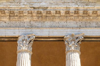 Assisi, İtalya 'daki antik Minerva Tapınağı' nın ayrıntılı yapısını destekleyen korint sütunları