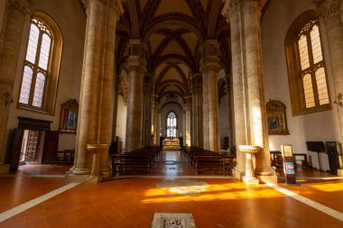 Güneş ışığı, Duomo di Pienza 'nın içindeki tapınak ve sütunları aydınlatıyor. Tarihi bir dini bina.