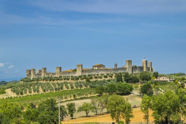 Monteriggioni, bir ortaçağ tepe kasabası, tarihi duvarları ve Toskana manzarasıyla korunuyor.